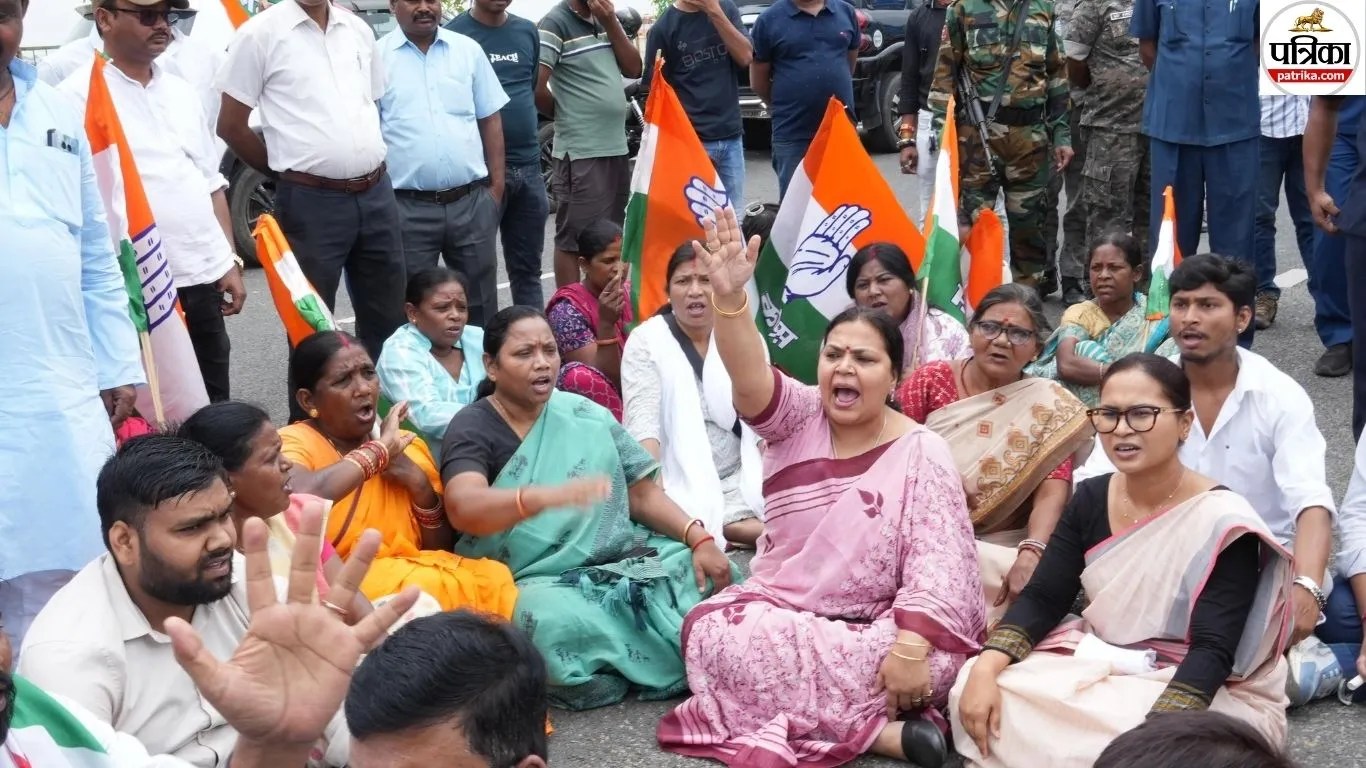 झारखंड विधानसभा के बाहर कांग्रेस नेत्री दीपिका पांडेय सिंह विरोध प्रदर्शन करती हुई