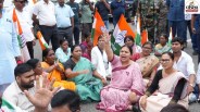 झारखंड विधानसभा के बाहर कांग्रेस नेत्री दीपिका पांडेय सिंह विरोध प्रदर्शन करती हुई