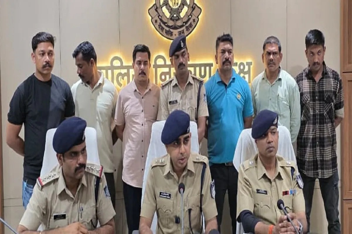 पूर्व में दो विवाह कर चुकी महिला ने अपने प्रेमी के साथ चौथा विवाह करने तीसरे पति को प्रेमी के दोस्त के साथ मिलकर मौत के घाट उतार दिया। शव को बारुरेवा पुल के पास झाडिय़ों में फेंक दिया। जैसे ही शव को पुलिस ने बरामद कर जांच शुरू की तो तीनों आरोपियों को चंद घंटों में ही दबोच लिया गया।