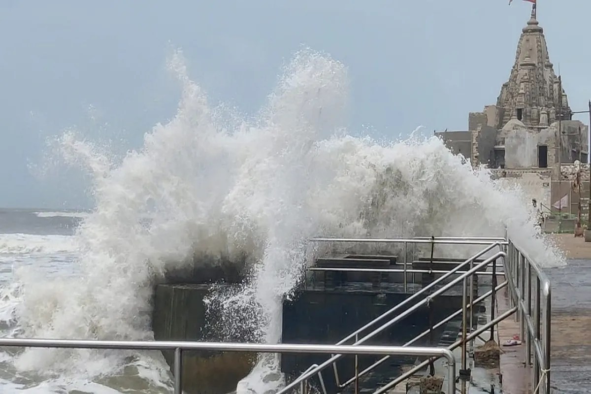 High Wave Alert Along Dwarka Coast High Wave Alert on Dwarka Coast High Wave Alert Issued for Dwarka Coast 20-Foot Waves Trigger High Wave Alert Along Dwarka Coast (यदि लहरों का उल्लेख करना हो) अगर यह समाचार की हेडिंग है, तो मेरी पहली पसंद होगी: High Wave Alert Along Dwarka Coast यह संक्षिप्त, स्पष्ट और अखबारी शैली की हेडिंग है।