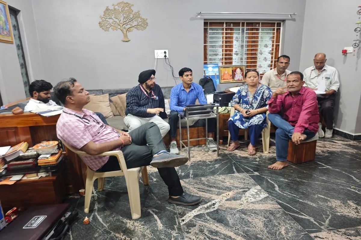 करीब दो माह पूर्व गाडरवारा नगरपालिका से सेवानिवृत्त हुए सहायक राजस्व निरीक्षक योगेंद्र ढिमोले के एमपीईबी कॉलोनी स्थित आवास एवं लखनादौन के आवास पर आर्थिक अपराध प्रकोष्ठ (ईओडब्ल्यू) जबलपुर की तीन टीमों ने दबिश दी।
