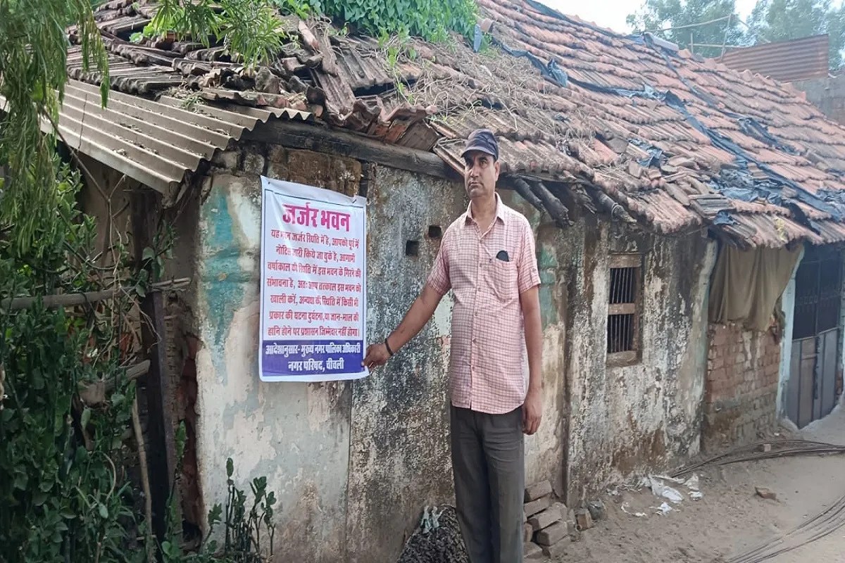 जिले में जर्जर मकानों, सरकारी भवनों के गिरने का खतरा यूं तो सालभर रहता है लेकिन बारिश का मौसम होने से ऐसे भवनों को लेकर प्रशासन ने सक्रियता बढ़ाई है। हालांकि जर्जर भवनों के चिन्हांकन एवं संबंधितों को नोटिस देने, चेतावनी बोर्ड लगाने की कार्रवाई सिर्फ निकाय क्षेत्रों तक सिमट कर रह गई है।
