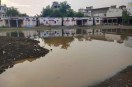 जिले में बारिश के मौसम में सरकारी स्कूलों तक पहुंचने की राह बच्चों के लिए आसान नहीं है। कई स्कूलों तक जाने वाले कच्चे और फिसलन भरे रास्ते स्कूली बच्चों के लिए रोजाना जोखिम बन रहे हैं, जबकि अनेक स्कूल परिसरों में जलभराव से हालात तालाब जैसे हो गए हैं।