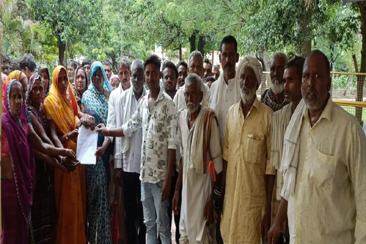 जिले में लोगों को पात्रता के बाद भी सरकारी योजनाओं का लाभ पाने विपरीत मौसम में कलेक्ट्रेट आकर गुहार लगाना पड़ रही है। जिले में प्रधानमंत्री आवास योजना के तहत यूूं तो गांव-गांव पक्के मकान बन रहे हैं लेकिन योजना के लाभ से वंचित हितग्राहियों की संख्या कम नहीं हो रही है।
