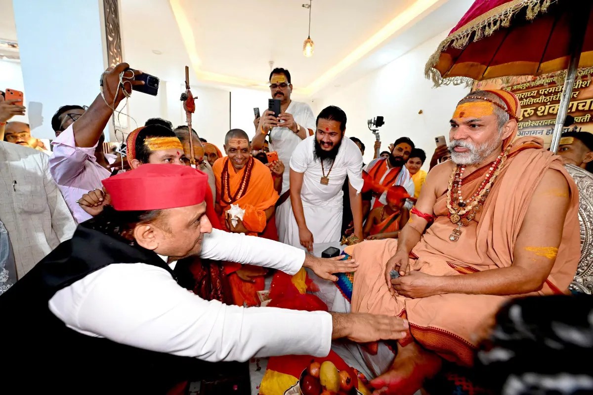 लखनऊ में सपा कार्यालय के बाहर लगे पोस्टर ने सोशल मीडिया मचाई हलचल (फोटो सोर्स : भाषा संवाद WhatsApp News Group)