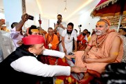 लखनऊ में सपा कार्यालय के बाहर लगे पोस्टर ने सोशल मीडिया मचाई हलचल (फोटो सोर्स : भाषा संवाद WhatsApp News Group)