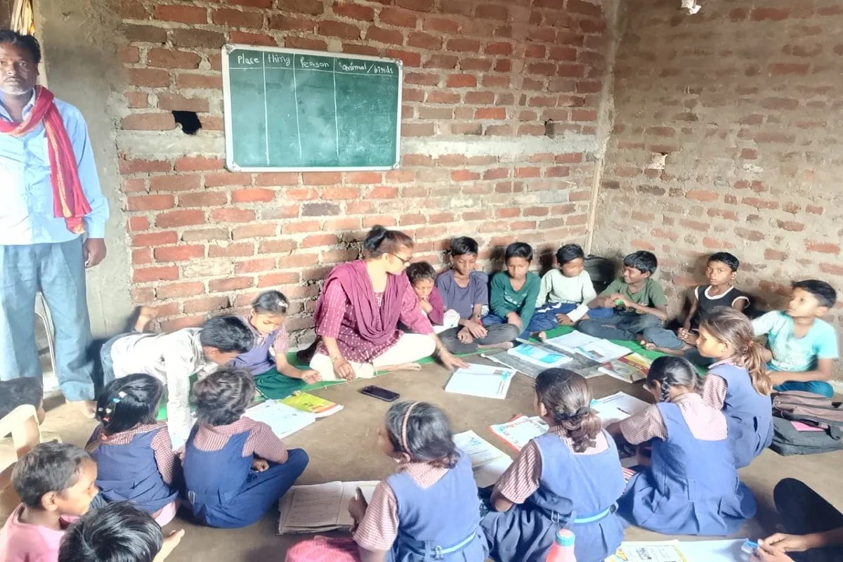 बीआरसी-जनशिक्षक ने वर्षा से सुधार कार्य नहीं होने से बदहाल स्कूल की हालत देखी। टीम को यहां ग्राम के रामदास यादव के बिना छपाई वाले कमरे में बच्चों को शिक्षक पढ़ाते हुए मिले। बच्चों के भविष्य की चिंता में रामदास ने ही शिक्षकों को कमरे की जगह दी है ताकि जगह की कमी से बच्चों की पढ़ाई चौपट न हो।
