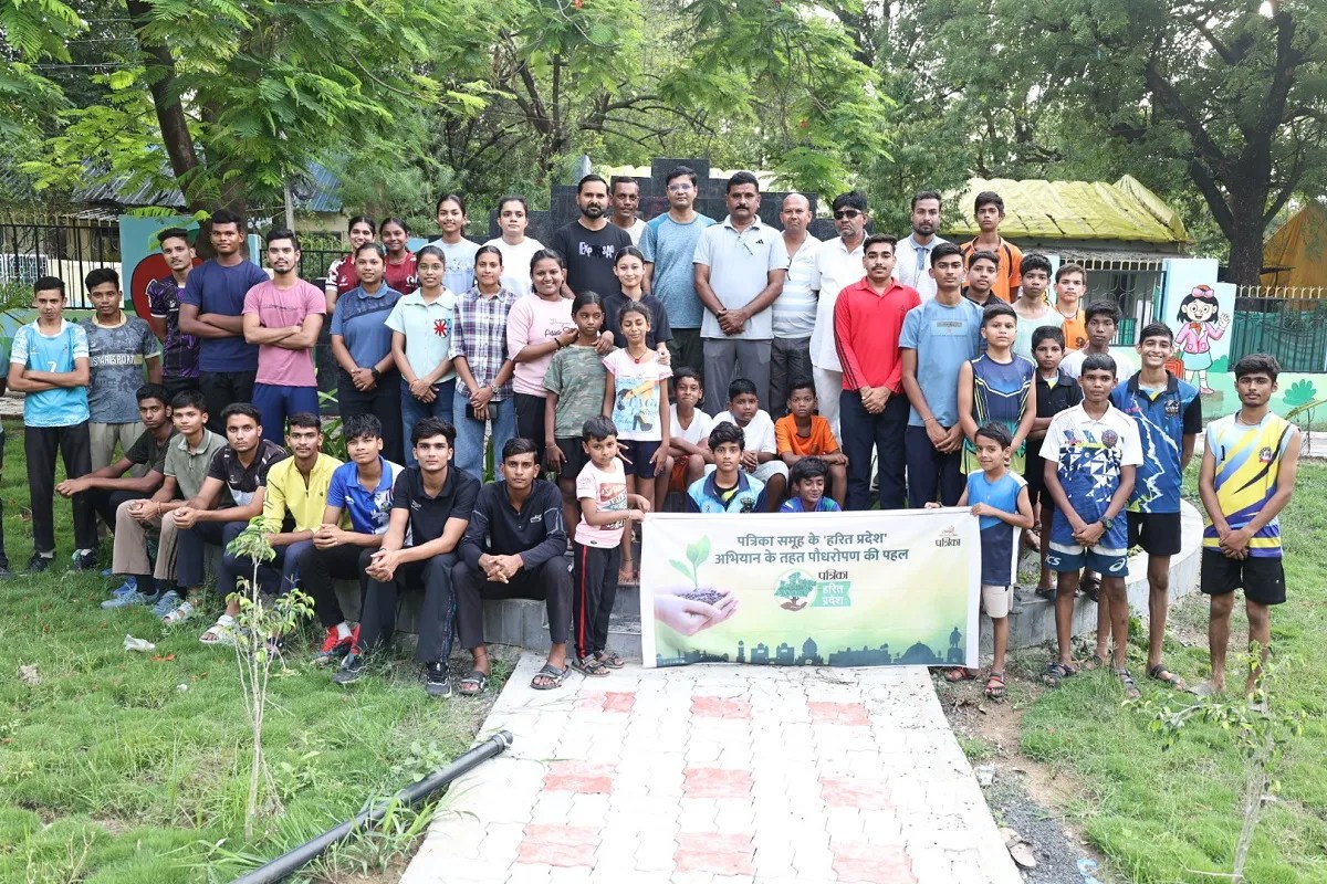 शिक्षकों, खिलाडिय़ोंं, छात्र-छात्राओं, सामाजिक कार्यकर्ताओं और नगर पालिका के प्रतिनिधियों ने आम, आंवला सहित विभिन्न फलदार एवं छायादार प्रजातियों के पौधे रोपकर उन्हें संरक्षित रखने का संकल्प लिया।