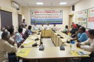 प्रशिक्षण के दौरान जानकारी देते हुए।