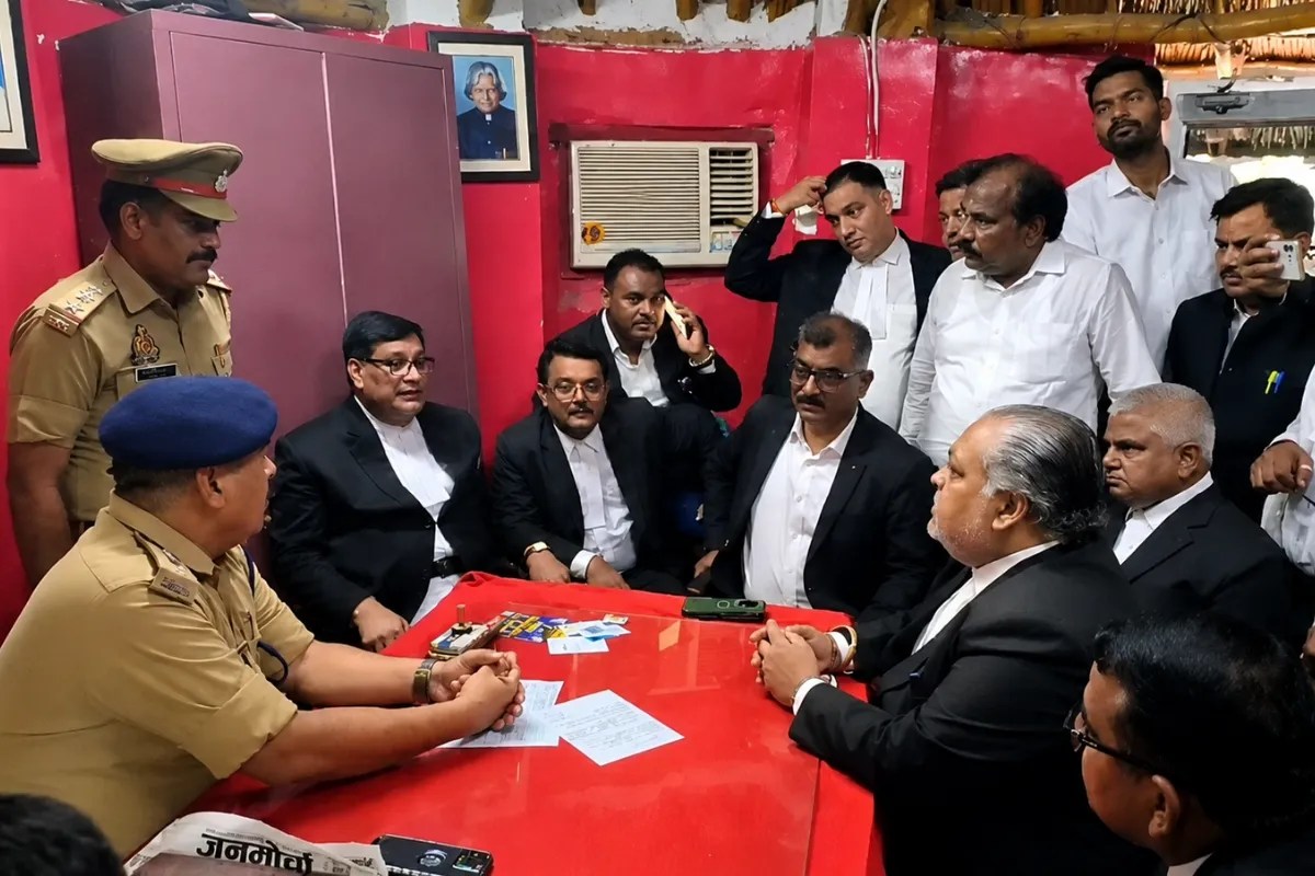 तहरीर देते वकील, फोटो सोर्स- X वीडियो ग्रैब