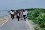 गंगा का जल सड़क किनारे पहुंचा, फोटो सोर्स- सूचना विभाग