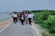 गंगा का जल सड़क किनारे पहुंचा, फोटो सोर्स- सूचना विभाग