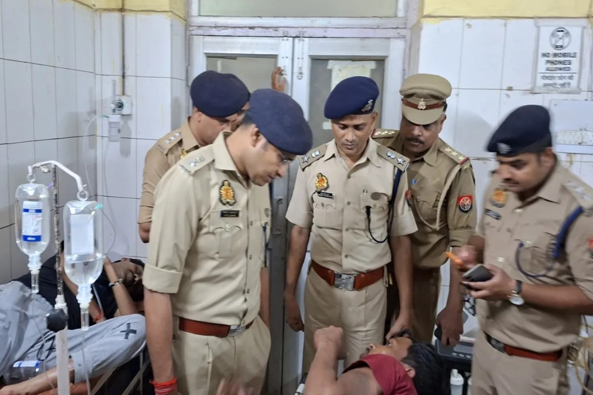 जिला अस्पताल में घायल का हाल-चाल लेते एसपी