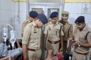 जिला अस्पताल में घायल का हाल-चाल लेते एसपी