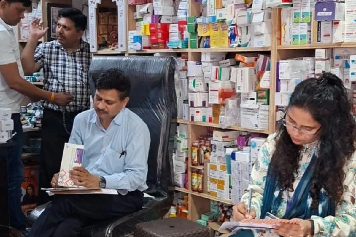 जांच करते अधिकारी फोटो सोर्स सूचना विभाग