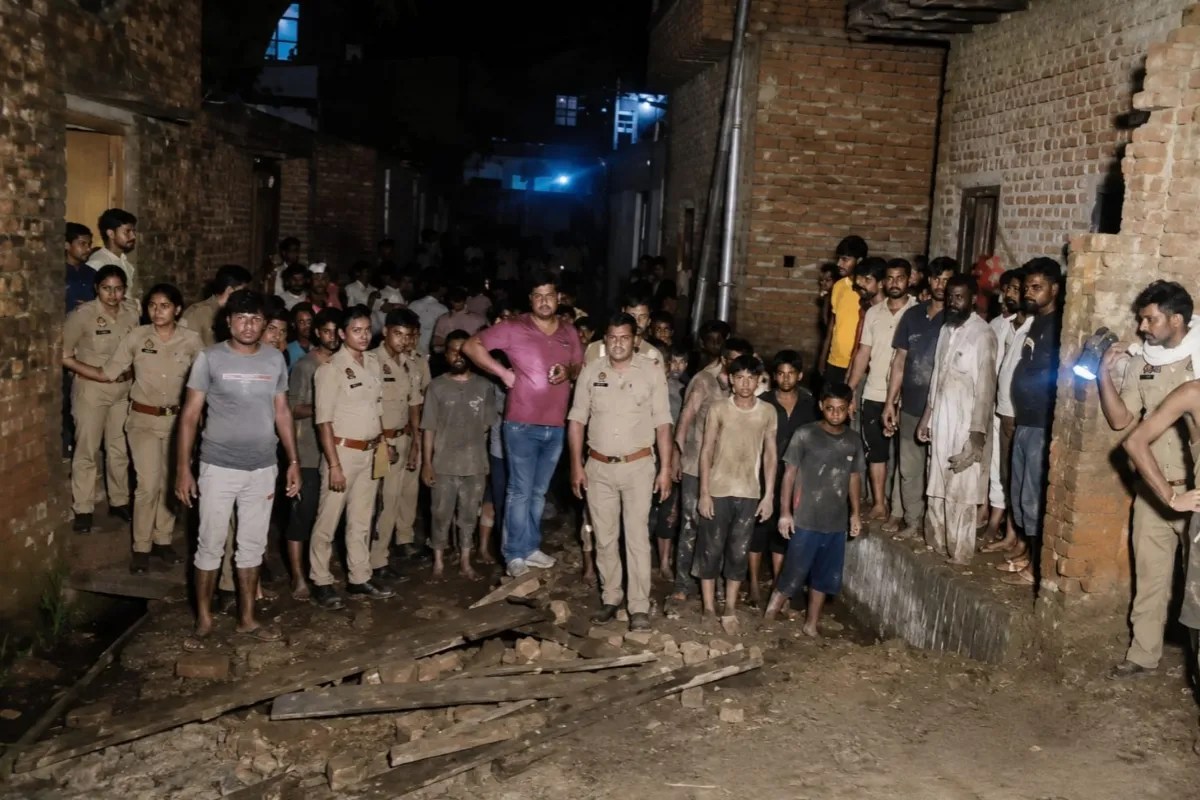 घटना के बाद जुटे पुलिस और प्रशासन के लोग