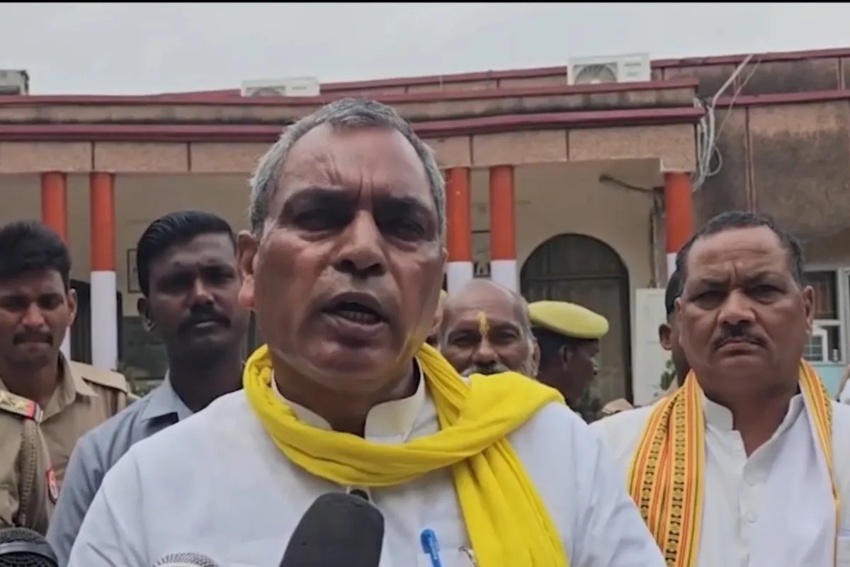 पत्रकारों से बातचीत करते ओपी राजभर, फोटो सोर्स- X वीडियो ग्रैब