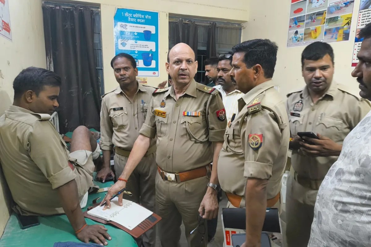 घायलों का हाल-चाल लेते पुलिस अधिकारी, फोटो सोर्स- 'एक्स' औरैया पुलिस