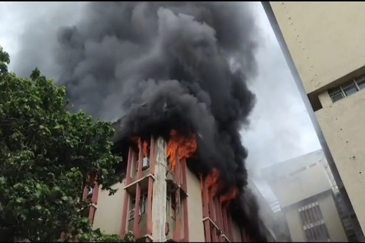 लखनऊ के जवाहर भवन में भीषण आग से मची अफरा-तफरी, दमकल की कई गाड़ियां घंटों तक आग बुझाने में जुटीं (फोटो सोर्स : भाषा संवाद WhatsApp News Group)