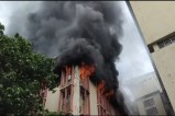 लखनऊ के जवाहर भवन में भीषण आग से मची अफरा-तफरी, दमकल की कई गाड़ियां घंटों तक आग बुझाने में जुटीं (फोटो सोर्स : भाषा संवाद WhatsApp News Group)