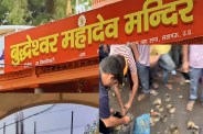 मंदिर का सेवादार घंटों के साथ रंगे हाथ गिरफ्तार हुआ आरोपी (फोटो सोर्स : भाषा संवाद WhatsApp News Group)