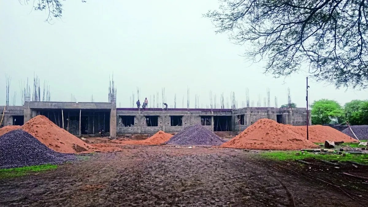 बालोद जिले में उच्च शिक्षा के लिए कॉलेज तो खोले गए लेकिन कॉलेज भवन बनाने शासन के पास राशि कम पड़ गई। जिले में तीन नए कॉलेज भवन का निर्माण होना है, जिसमें एक का काम तो चल रहा है। वहीं ग्राम बासिन में दूसरे कॉलेज भवन का निर्माण शुरू तो हुआ लेकिन राशि के लिए अलॉटमेंट नहीं होने के कारण निर्माण रुका हुआ है।