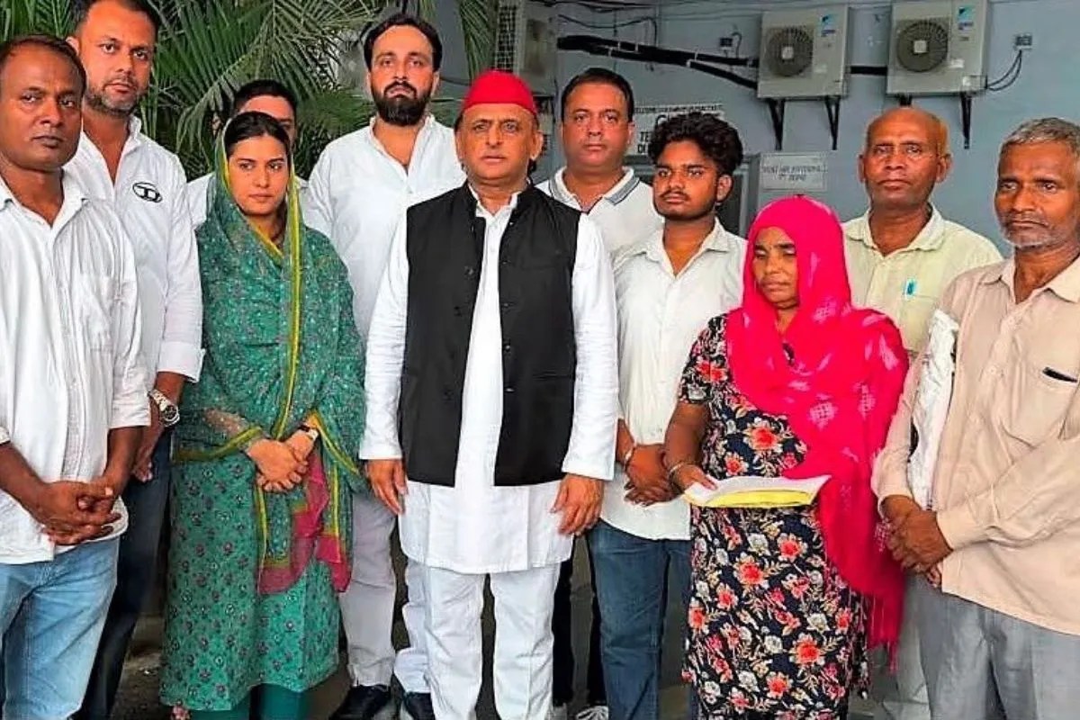 Akhilesh meets Lalita Gautam family