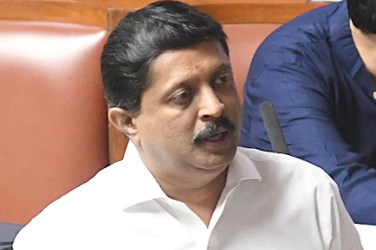 Karnataka Transport Minister Byrathi Suresh bus inspection.