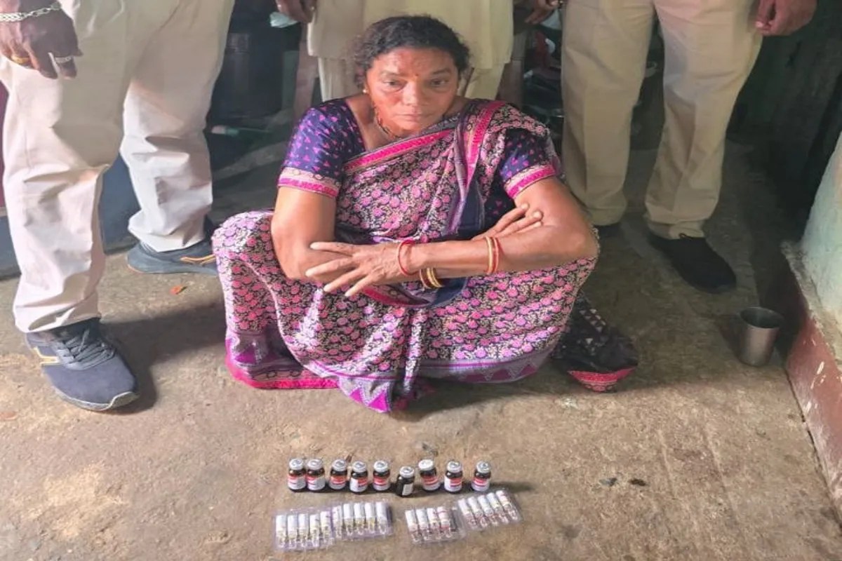 Drug Smuggling in Ambikapur: ब्राउन शुगर की तस्करी में जेल जा चुकी महिला अब नशीले इंजेक्शन के साथ गिरफ्तार, सबूत छिपाने फेंका थैला