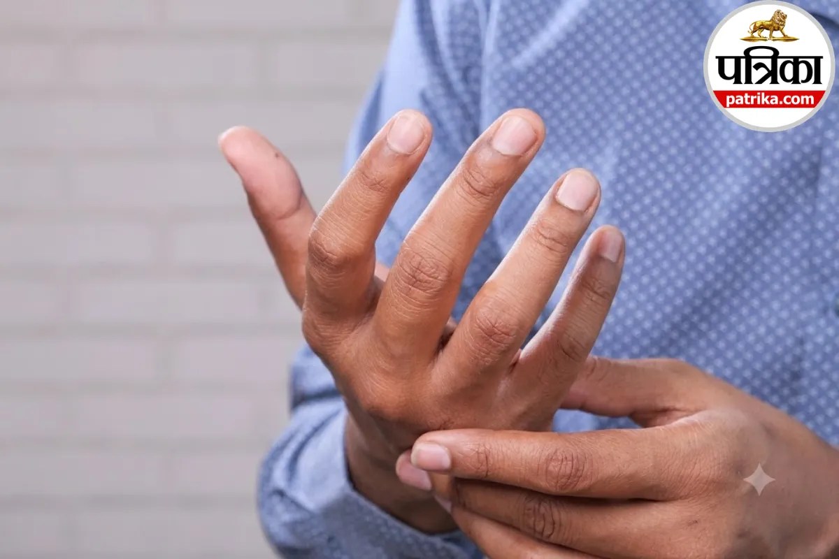 Essential tremor symptoms and causes,Hand shaking while working causes,Mayo Clinic essential tremor guide,