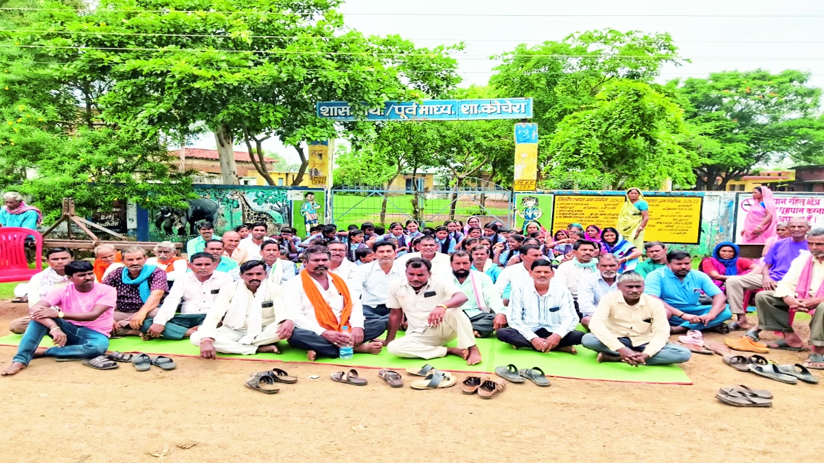 शिक्षकों की मांग को लेकर ग्राम कोचेरा में पूर्व माध्यमिक शाला में बच्चों व पालकों ने तालाबंदी कर दी। आनन-फानन में शिक्षा विभाग ने एक शिक्षक को संलग्न किया, तब ग्रामीणों ने तालाबंदी खोली।