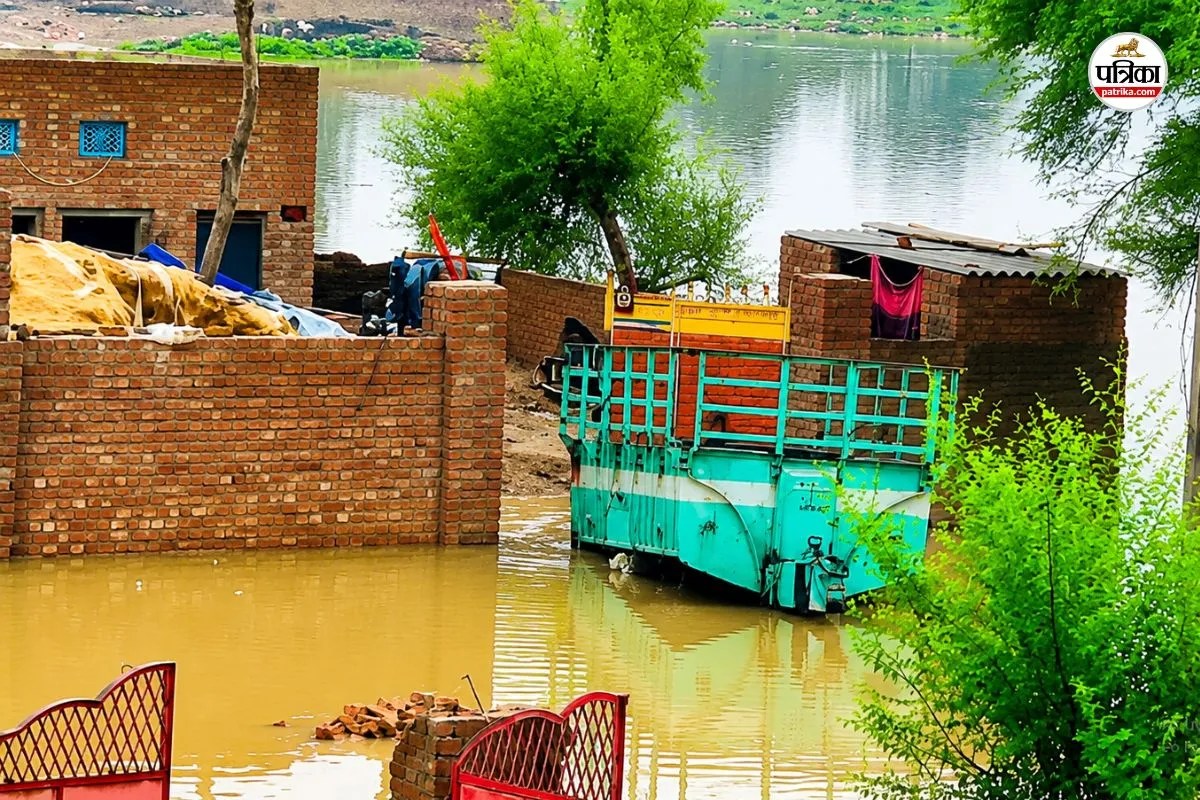 Rajasthan Hanumangarh Heavy rain Makkasar gaon flood 30 house submerged families displaced