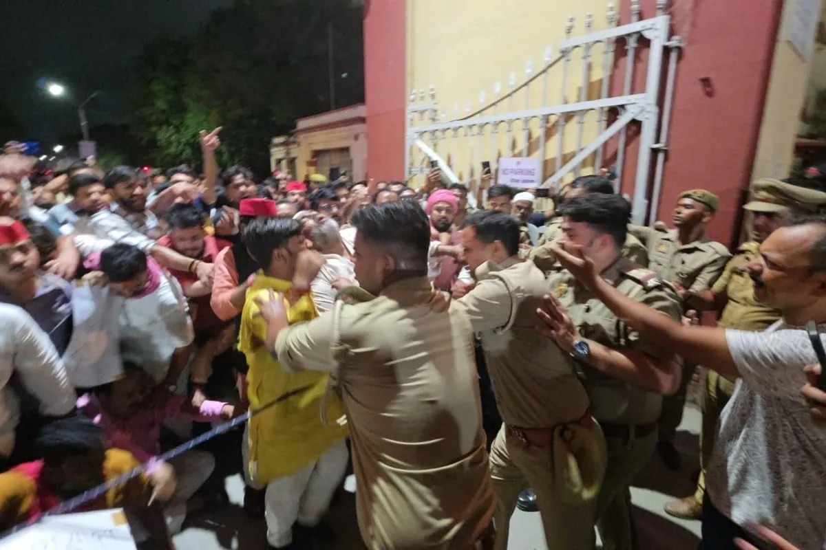 बनारस: अखिलेश यादव की गिरफ्तारी के बाद BHU गेट पर SP का प्रदर्शन, कार्यकर्ताओं को घसीट कर ले गई पुलिस