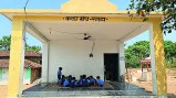 बालोद जिले में शिक्षा व्यवस्था बेहाल है। मानसून सीजन में टपकती छत, कला मंच में बैठकर विद्यार्थी पढ़ाई करने मजबूर हो गए हैं। शासन-प्रशासन ने स्कूल भवन बनाकर जल्द देने की बात कही पर हकीकत कुछ और है।