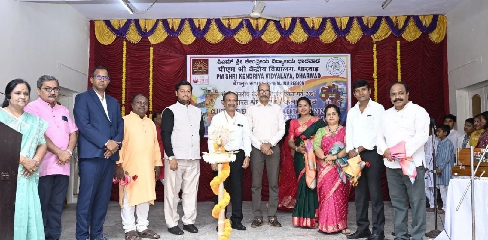 पीएम श्री केंद्रीय विद्यालय धारवाड़ में राष्ट्रीय एकता पर्व के तहत आयोजित एक भारत श्रेष्ठ भारत एवं कला उत्सव का दीप प्रज्ज्वलित कर शुभारंभ करते मुख्य अतिथि डॉ. रमेश एल. चक्रसाली, प्राचार्य राकेश कुमार गोयल एवं अन्य अतिथि।