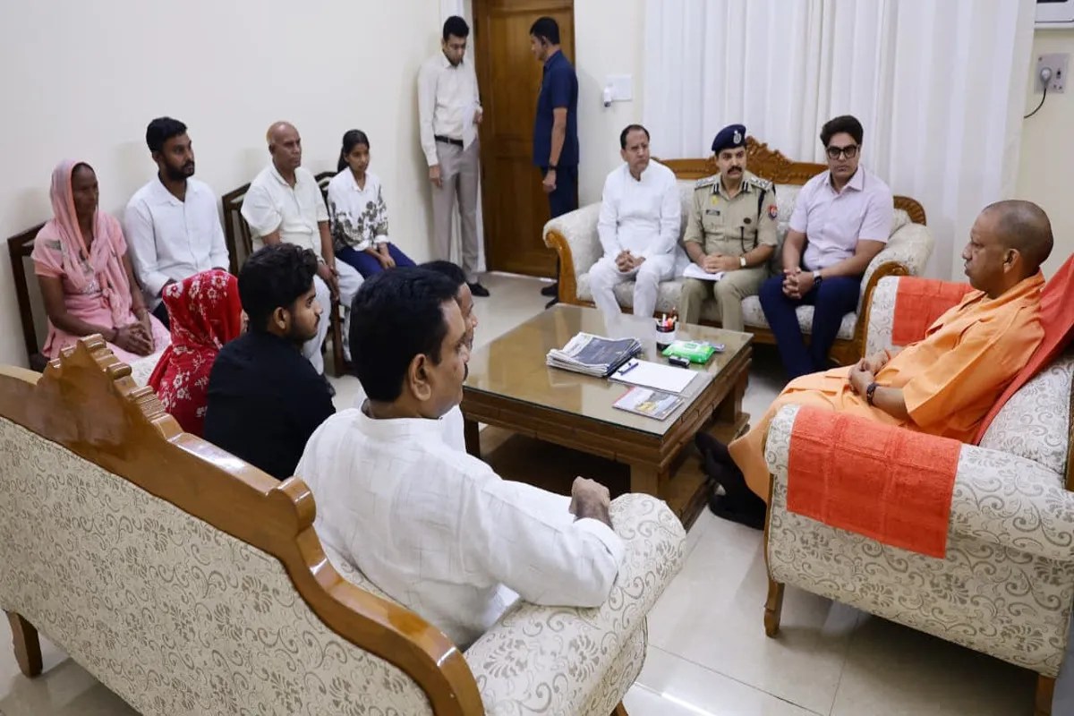 सीएम योगी ने दिया पीड़ित परिवार को न्याय, राहत और आवास का भरोसा (फोटो सोर्स : भाषा संवाद WhatsApp News Group)
