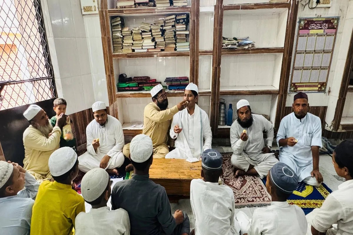 रक्षामंत्री राजनाथ सिंह के जन्मदिन की पूर्व संध्या पर मदरसे में बांटी गई मिठाई (फोटो सोर्स : भाषा संवाद WhatsApp News Group)