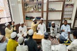 रक्षामंत्री राजनाथ सिंह के जन्मदिन की पूर्व संध्या पर मदरसे में बांटी गई मिठाई (फोटो सोर्स : भाषा संवाद WhatsApp News Group)