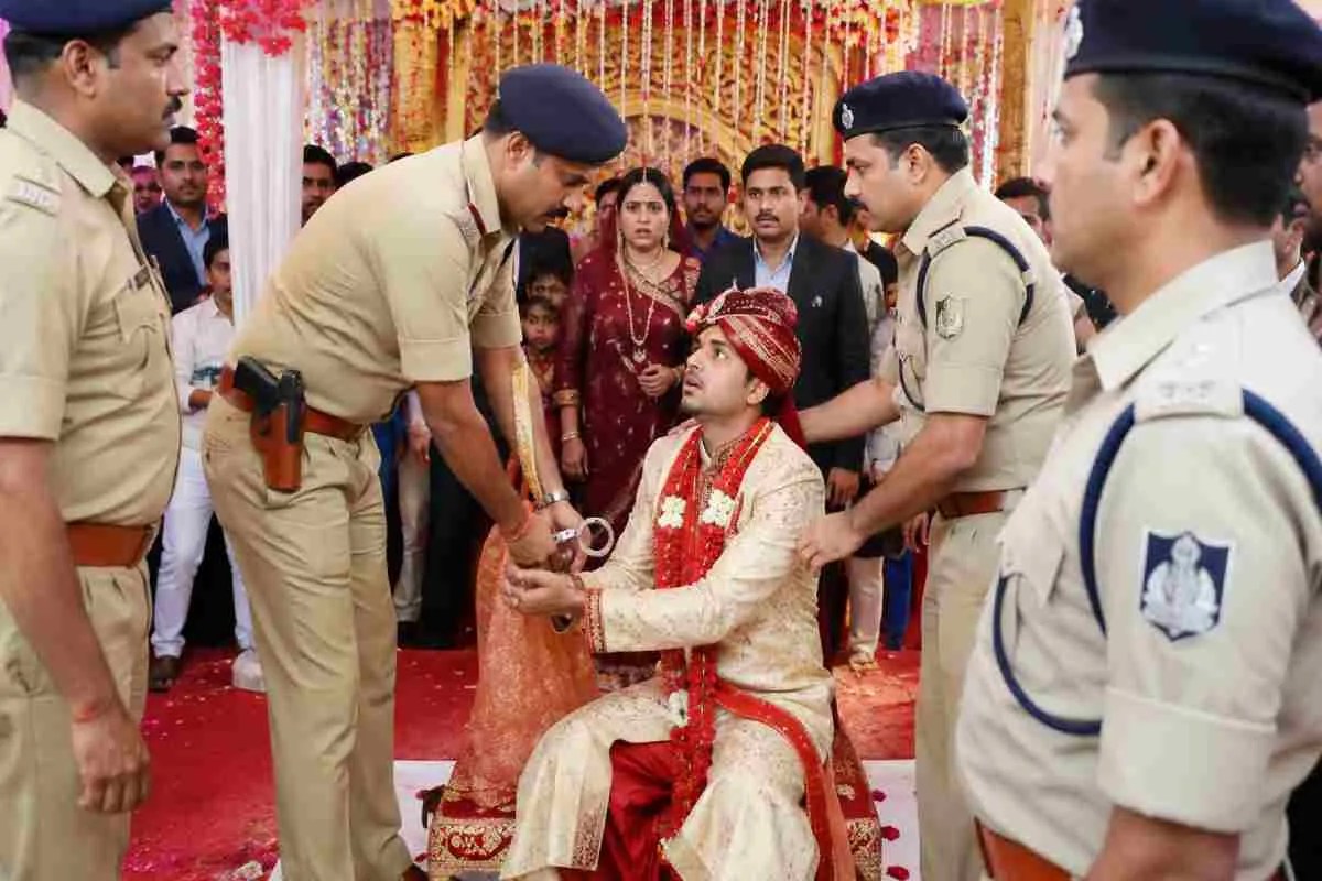 Police arrived to pick groom: बलात्कार के आरोपी को धर दबोचा (Photo Source: AI Image)