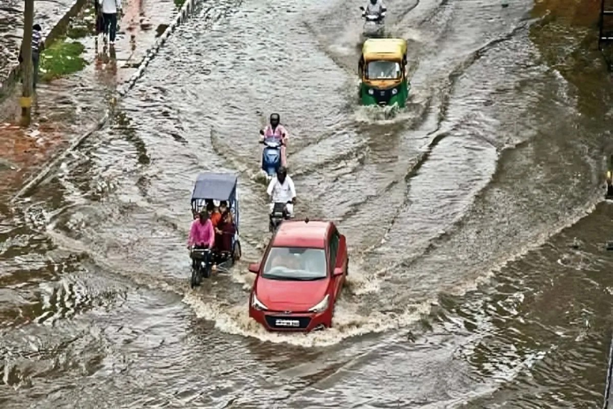 लखनऊ में तेज बारिश से कई क्षेत्रों में हुआ जलभराव (फोटो सोर्स : भाषा संवाद WhatsApp News Group)