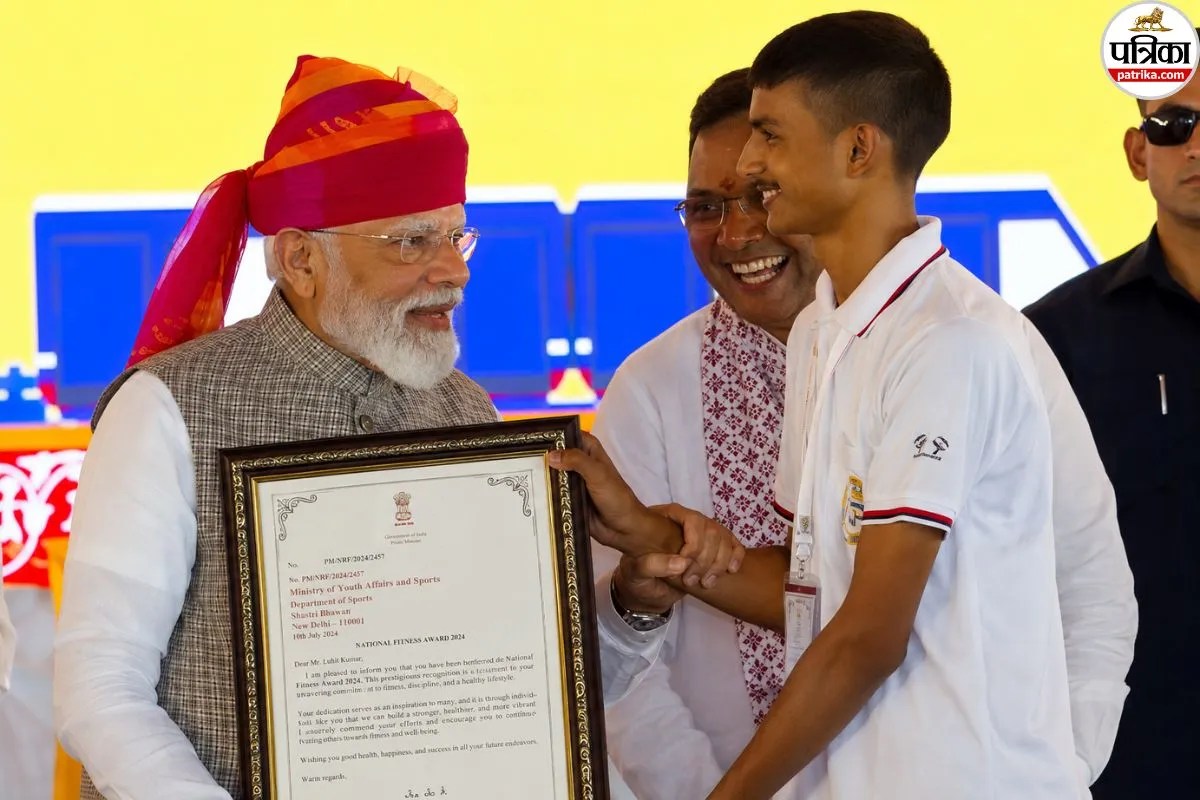PM Narendra Modi and Constable Pintaram Garasia