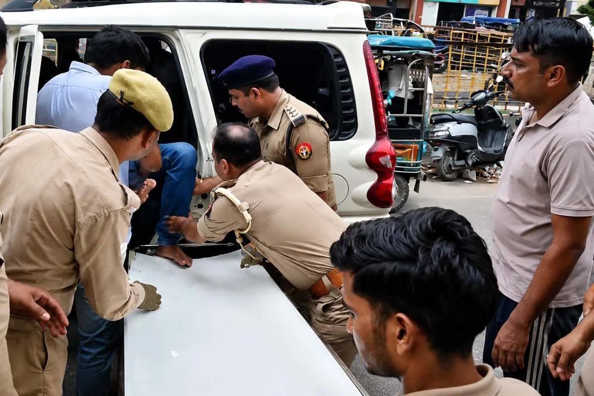 sog encounter two miscreants who attacked 2 constables injured shikohabad railway station