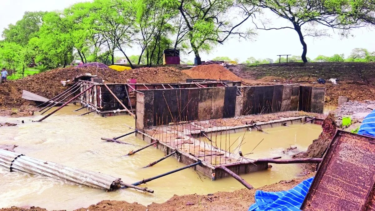 प्रधानमंत्री सड़क योजना विभाग व लोक निर्माण विभाग की लापरवाही का नतीजा अब विद्यार्थियों व आम नागरिकों को भुगतान पड़ रहा है। इन एजेंसियों के आधे-अधूरे काम अब बारिश में राहत की बजाए परेशानी बन गए हैं।