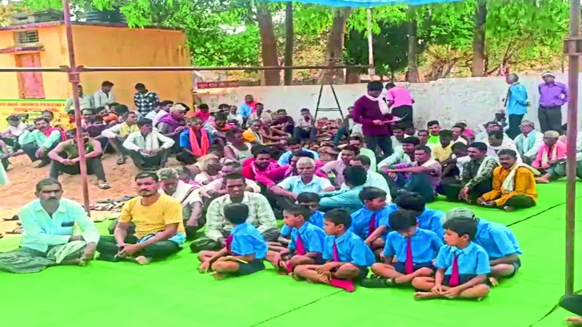 बालोद जिले में कुल 816 शासकीय प्राथमिक स्कूल है, जिसमें से 2 प्राथमिक स्कूलों में एक भी नियमित शिक्षक नहीं है। ये स्कूल शिक्षक विहीन है। वहीं 36 प्राथमिक स्कूलों में एकल शिक्षक के भरोसे बच्चों का भविष्य संवारा जा रहा है।