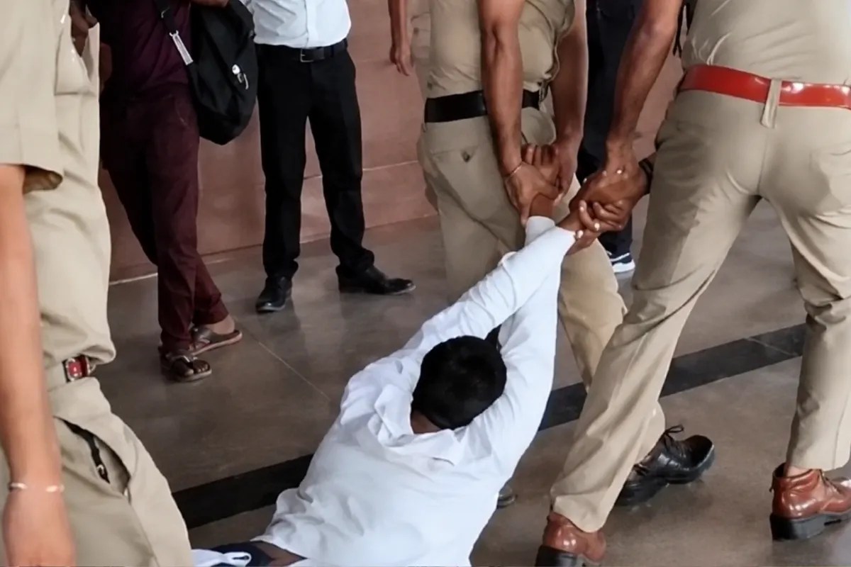 स्टेशन अधीक्षक को ले जाते पुलिस वाले, फोटो सोर्स- वीडियो ग्रैब