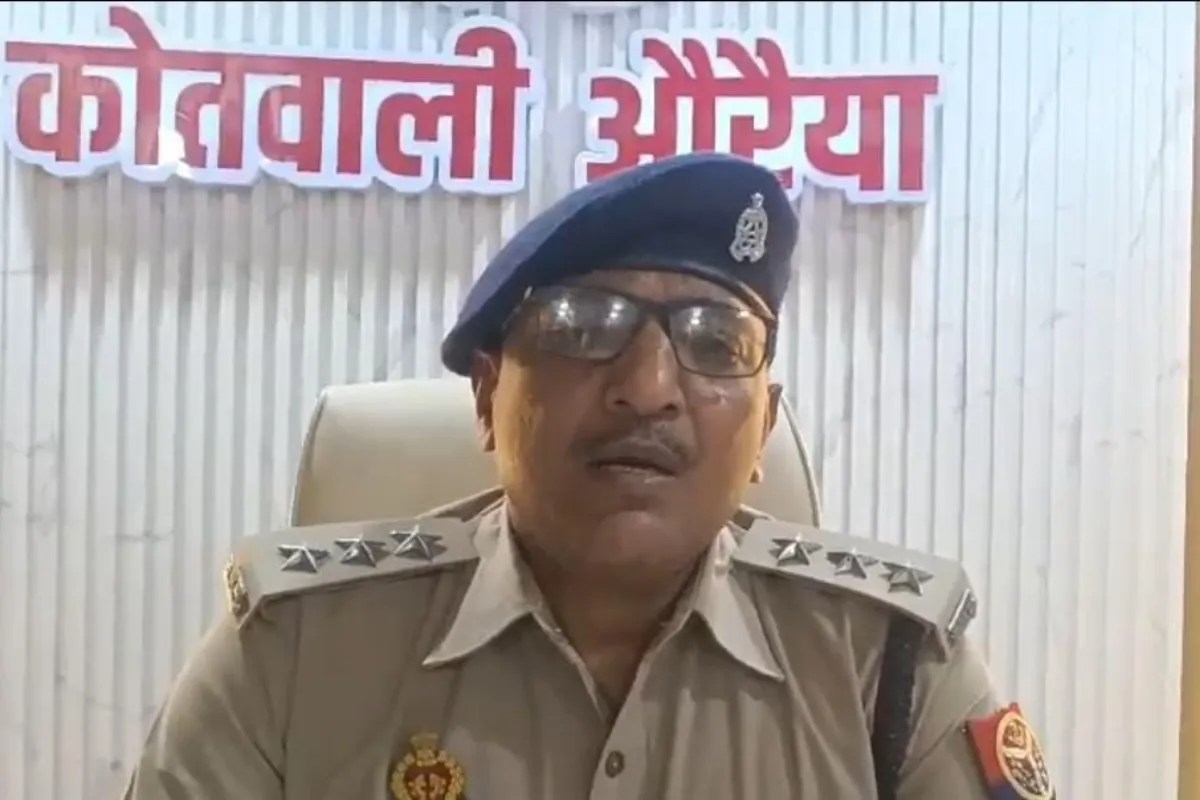 घटना की जानकारी देते क्षेत्राधिकारी, फोटो सोर्स- औरैया पुलिस