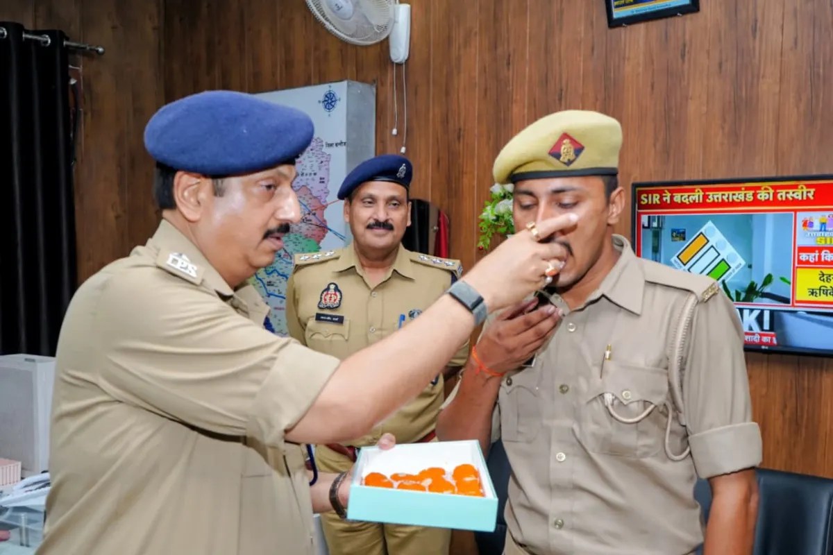 मुंह मीठा कराते एसएसपी, फोटो सोर्स- X इटावा पुलिस