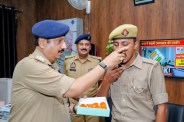मुंह मीठा कराते एसएसपी, फोटो सोर्स- X इटावा पुलिस