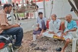 पोस्टमार्टम हाउस में बैठे परिजन, फोटो सोर्स- पत्रिका