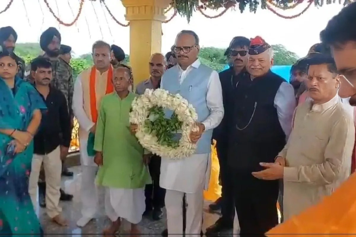 शहीद मेजर पवन पांडे को श्रद्धांजलि देते बृजेश पाठक, फोटो सोर्स- X वीडियो ग्रैब